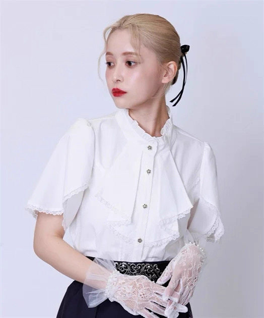 日单axes女士宫廷风格聚酯棉混纺蕾丝褶皱木耳花边短袖立领衬衣