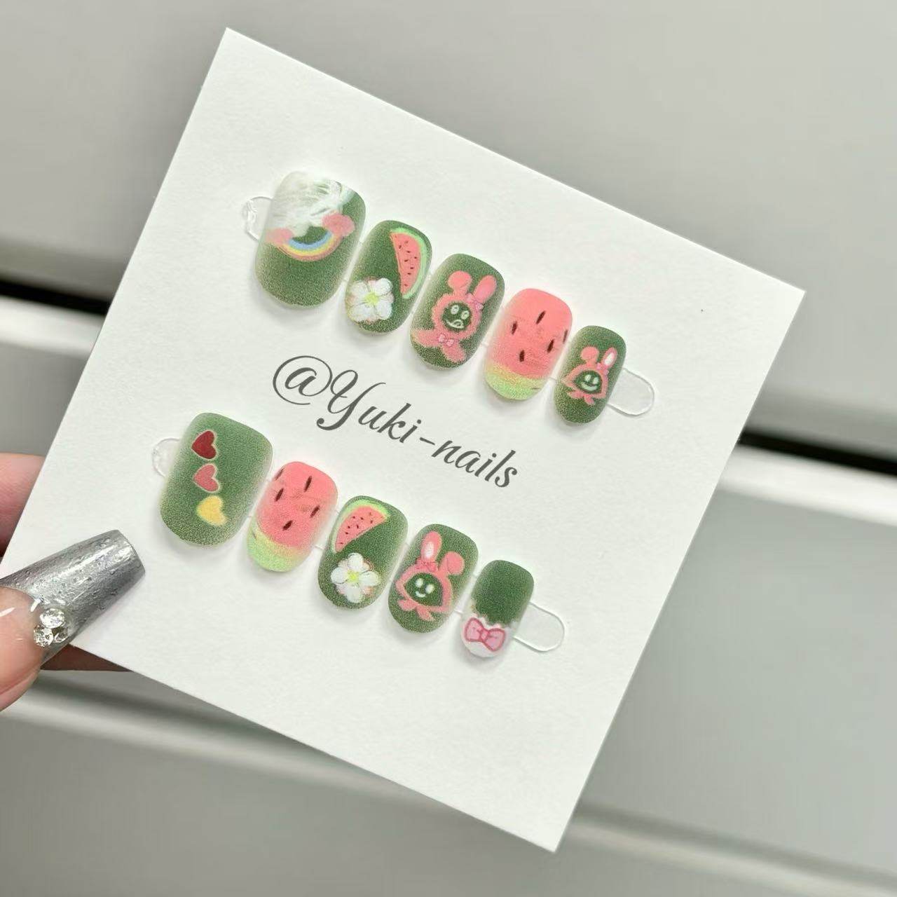 【Yuki穿戴甲】原创夏日清凉西瓜爱心卡通图案2026新款美甲短方圆,彩妆/香水/美妆工具,穿戴甲/甲片,淘宝优惠券,粉丝福利购,淘宝优惠卷