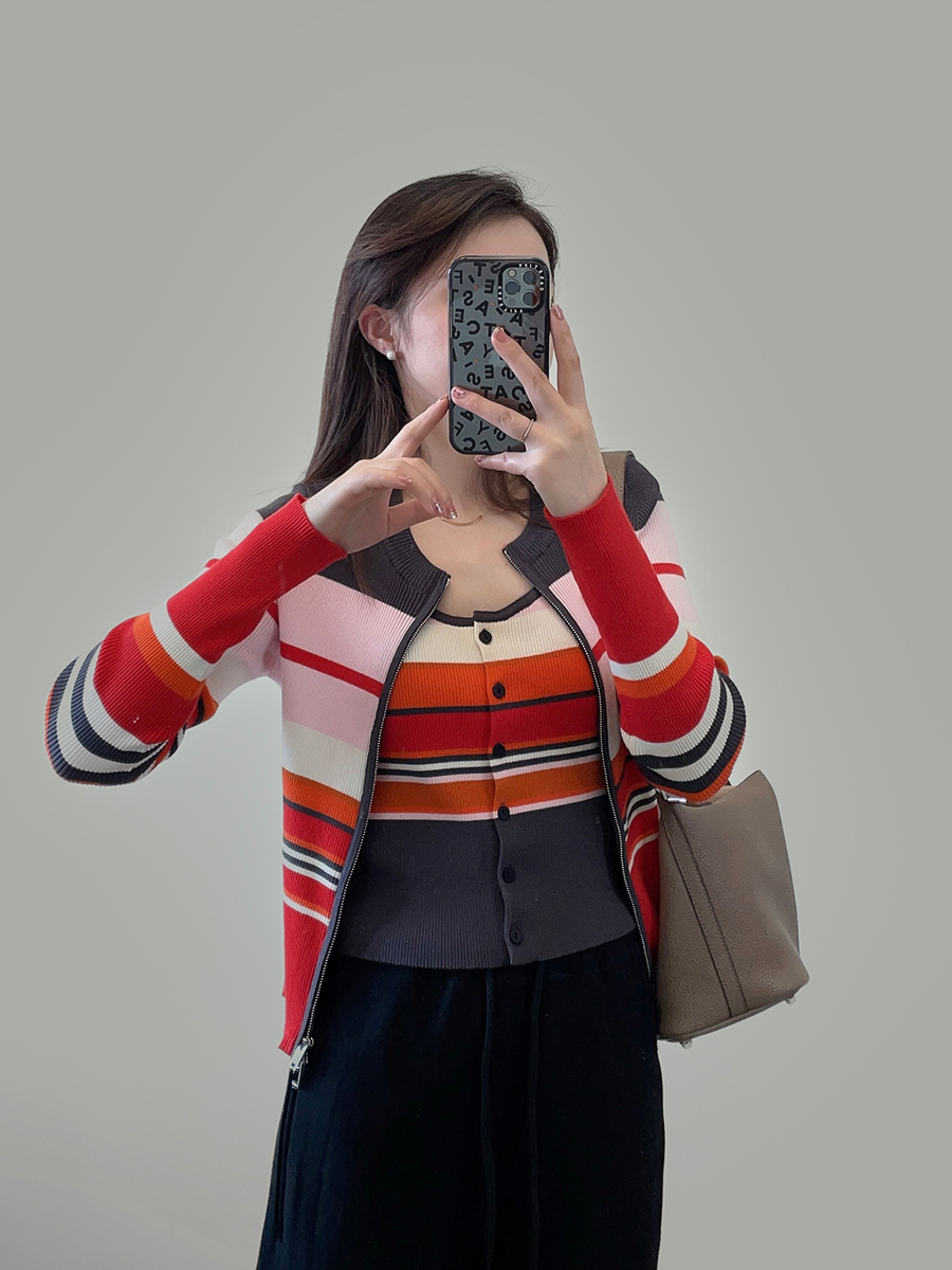 冯下文AV简约慵懒感2025春季条纹两件套针织开衫+U领背心套装上衣