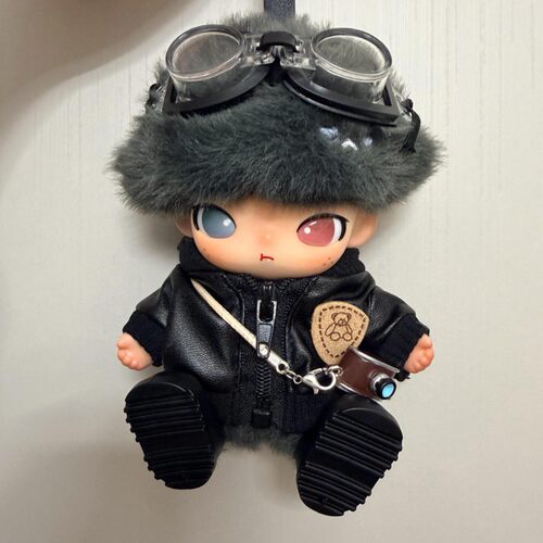 现货dimoo新生日记娃衣酷帅黑皮衣飞行眼镜斜跨相机17cm衣服批发