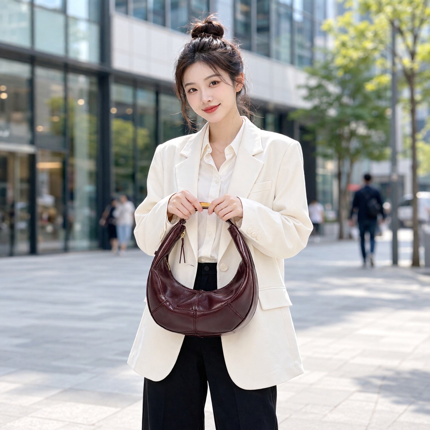 椭圆形金属提手新月腋下斜挎女包