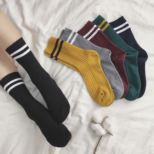 Photographs of socks couples of Japanese students in Wind Sports Socks of Baitao College in autumn and winter Korean stripes