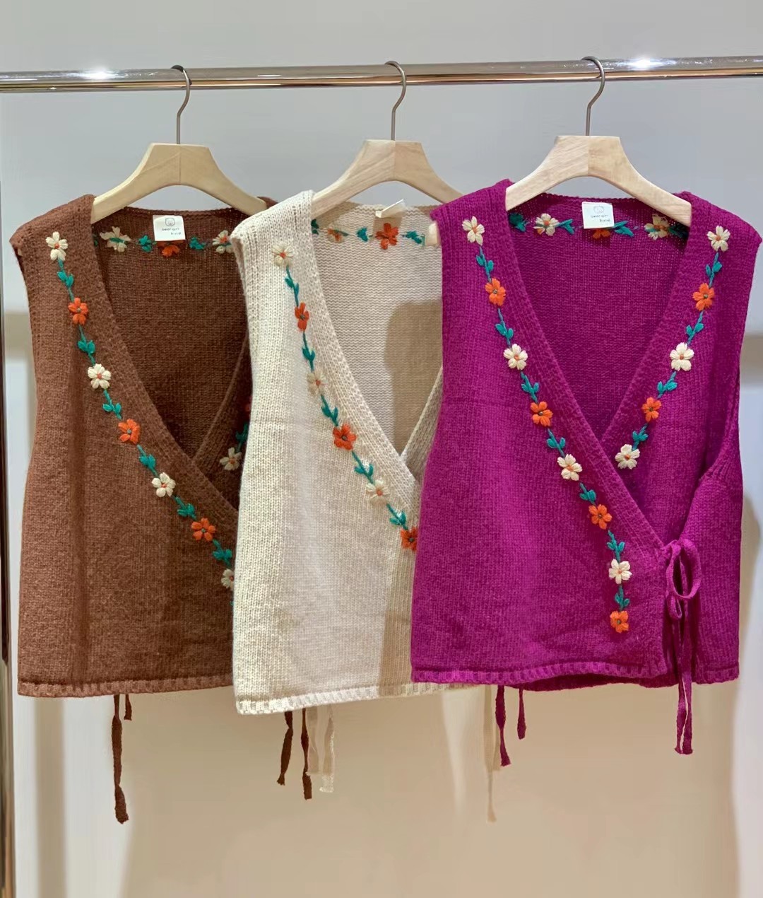 熊姑娘手工绣花侧边绑带V领马甲