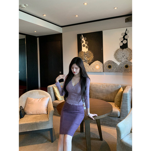 蕾丝V领纯欲上衣/麂皮半身裙