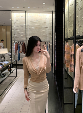 THE SWAN司凰轻奢 气质姐姐套装 打扭蕾丝拼接针织上衣麂皮半身裙