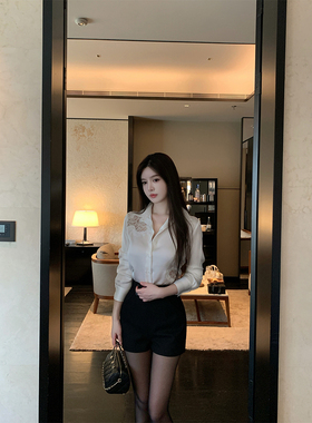 THE SWAN司凰轻奢 露思套装改良版 镂空花朵拼接衬衫衬衣毛呢短裤