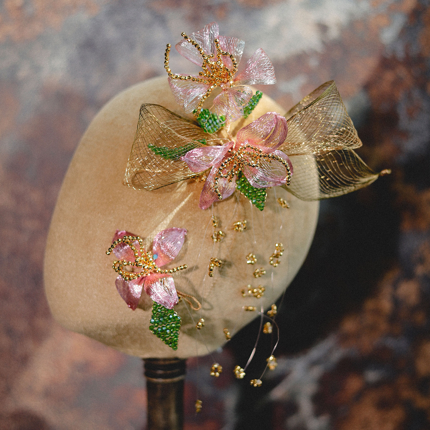 金色蝴蝶结花瓣侧边套装