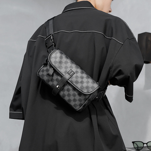 2026新款时尚小包男包经典格纹胸包街头斜挎包百搭小腰包手机包