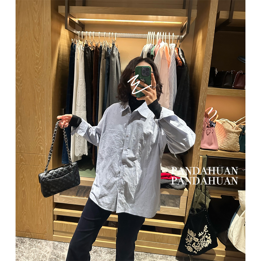 褶皱肌理轻软廓形蓝衬衫女