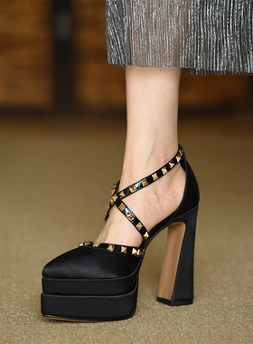 misili尖头粗跟凉鞋2026夏季新款12.5cm高跟鞋防水台铆钉黑色女鞋