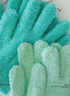 薄荷绿色的毛绒绒的五指手套，很美很软很暖~
