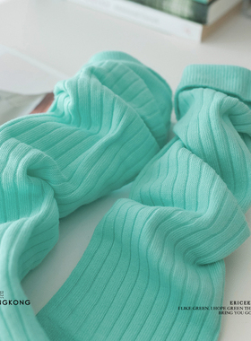 好喜欢这双袜子。~很美的一双薄荷绿色的长筒袜子，中筒棉袜