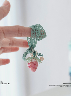 一颗还没熟的小草莓。薄荷绿色蕾丝发带，手工珠子淡草莓弹力发绳