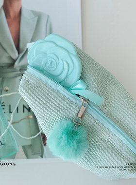 可爱的小毛球球。淡薄荷绿色的收纳包包，随身化妆袋 软软的