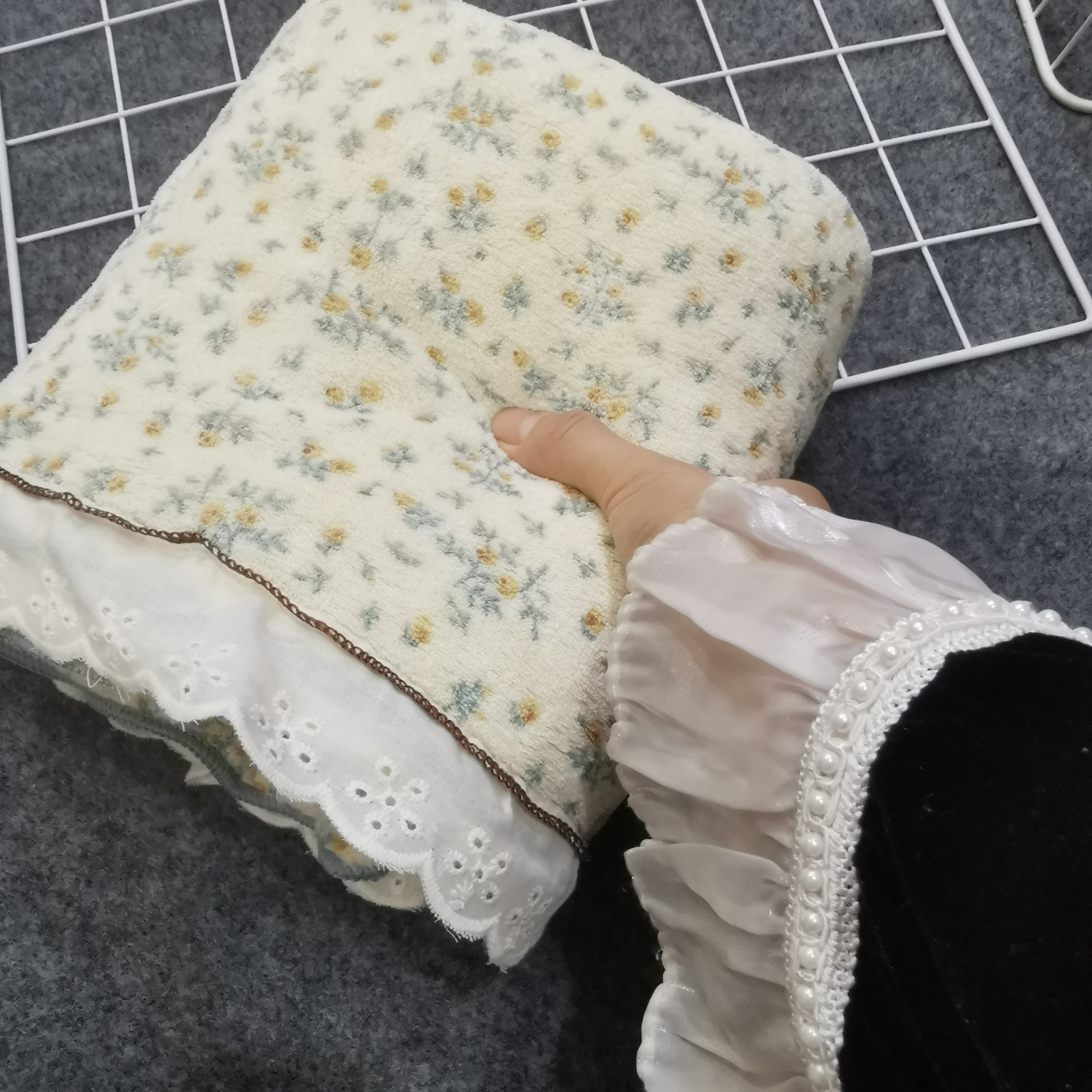 ins风碎花珊瑚绒小毛巾家用擦手巾吸水速干洗脸巾蕾丝花边大浴巾