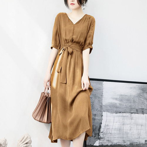 赫本风卡其色V领铜氨丝长裙连衣裙女收腰减龄显瘦高级感系带A字裙