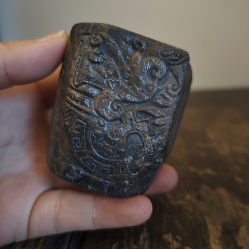原创孤品【凤鸟】七亿岁冰碛岩黄黑豹纹锦灰堆金缮皮壳方形杯80cc