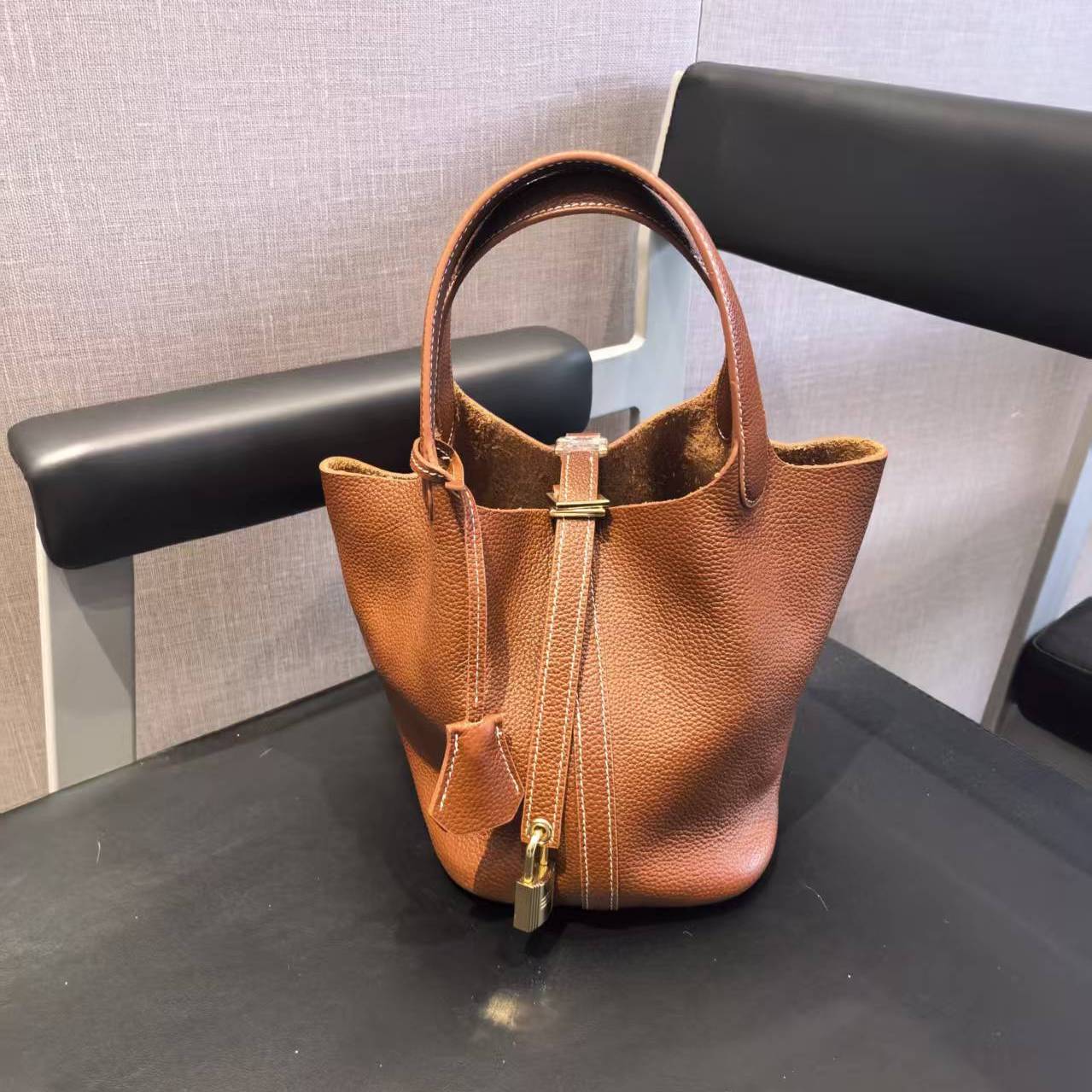 单肩水桶包敞口棕色欧美风手提包锁扣菜篮子包法式马鞍棕