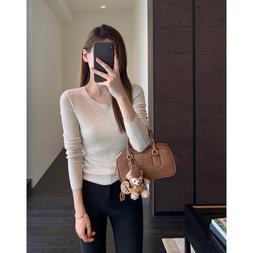 AMR UU◆太爱穿了 客供纱线舒适保暖显瘦V领打底衫女毛衣秋冬新款