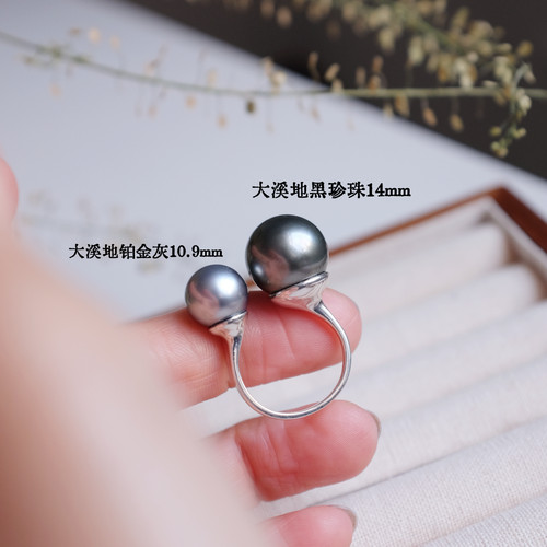 匣珍。天然海水珠.大溪地黑珍珠铂金灰大小双珠开口戒指。