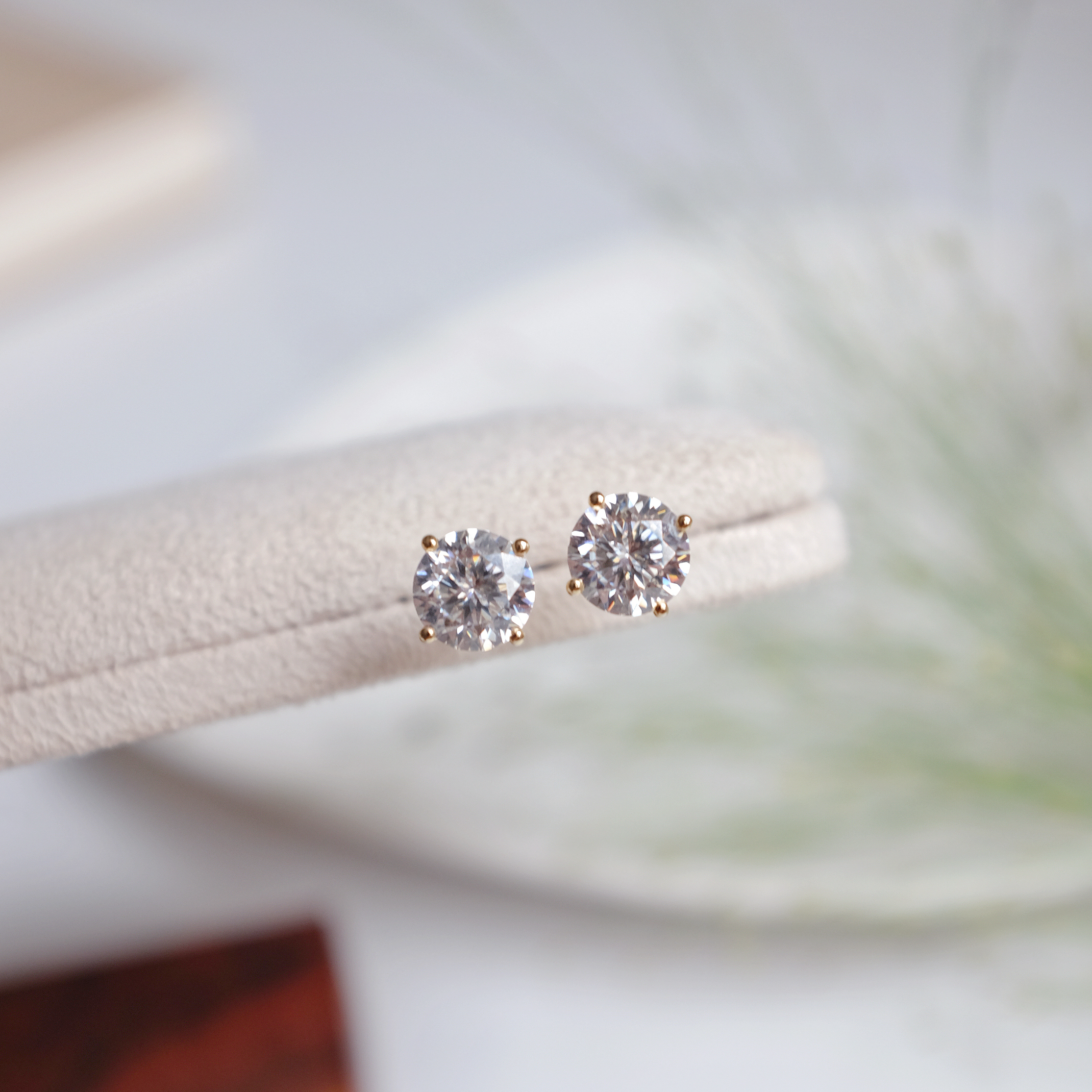 深白色。9K金经典四爪1克拉莫桑石耳钉基础款西装通勤耳饰 不褪色