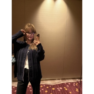 wann现货 随便搭都好看!绵羊毛混纺慵懒绞花撞色藏青色针织开衫