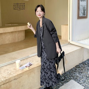 休闲气质灰色西装碎花吊带连衣裙套装女春秋季气质一整套ootd穿搭图片