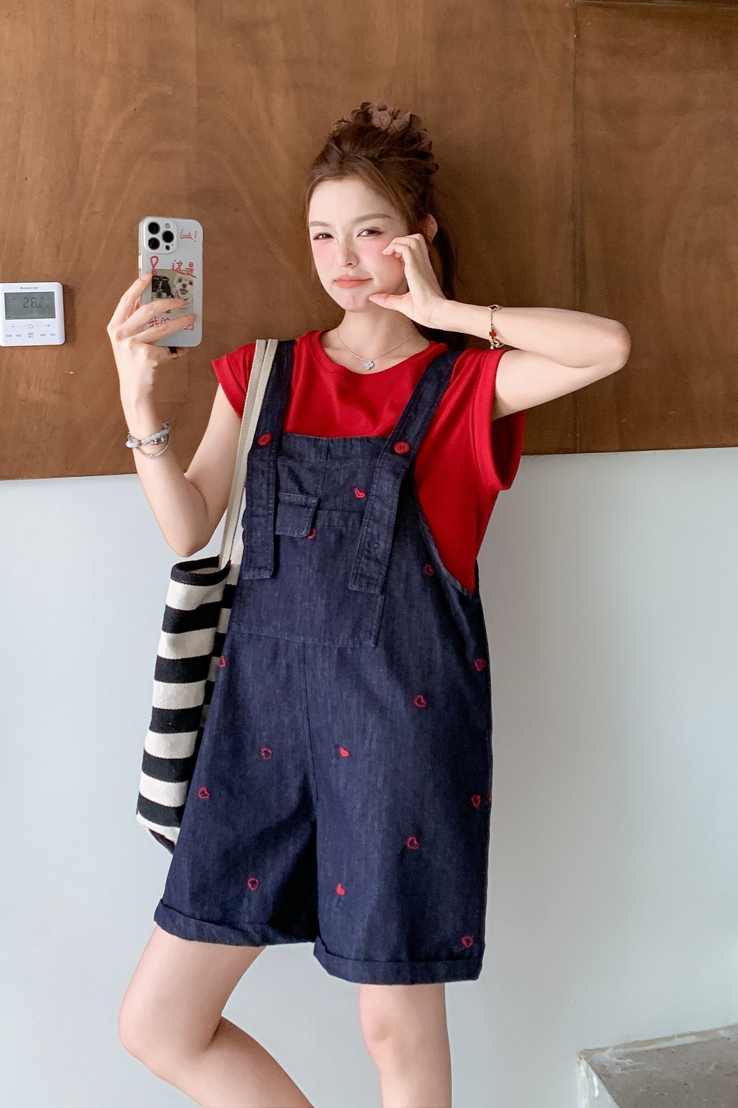 时尚减龄刺绣牛仔背带短裤两件套女夏季2025简约红色T恤流行套装,女装套装/套裙,浙宝168