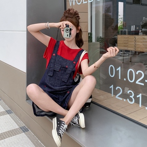 时尚减龄刺绣牛仔背带短裤两件套女夏季2025简约红色T恤流行套装图片