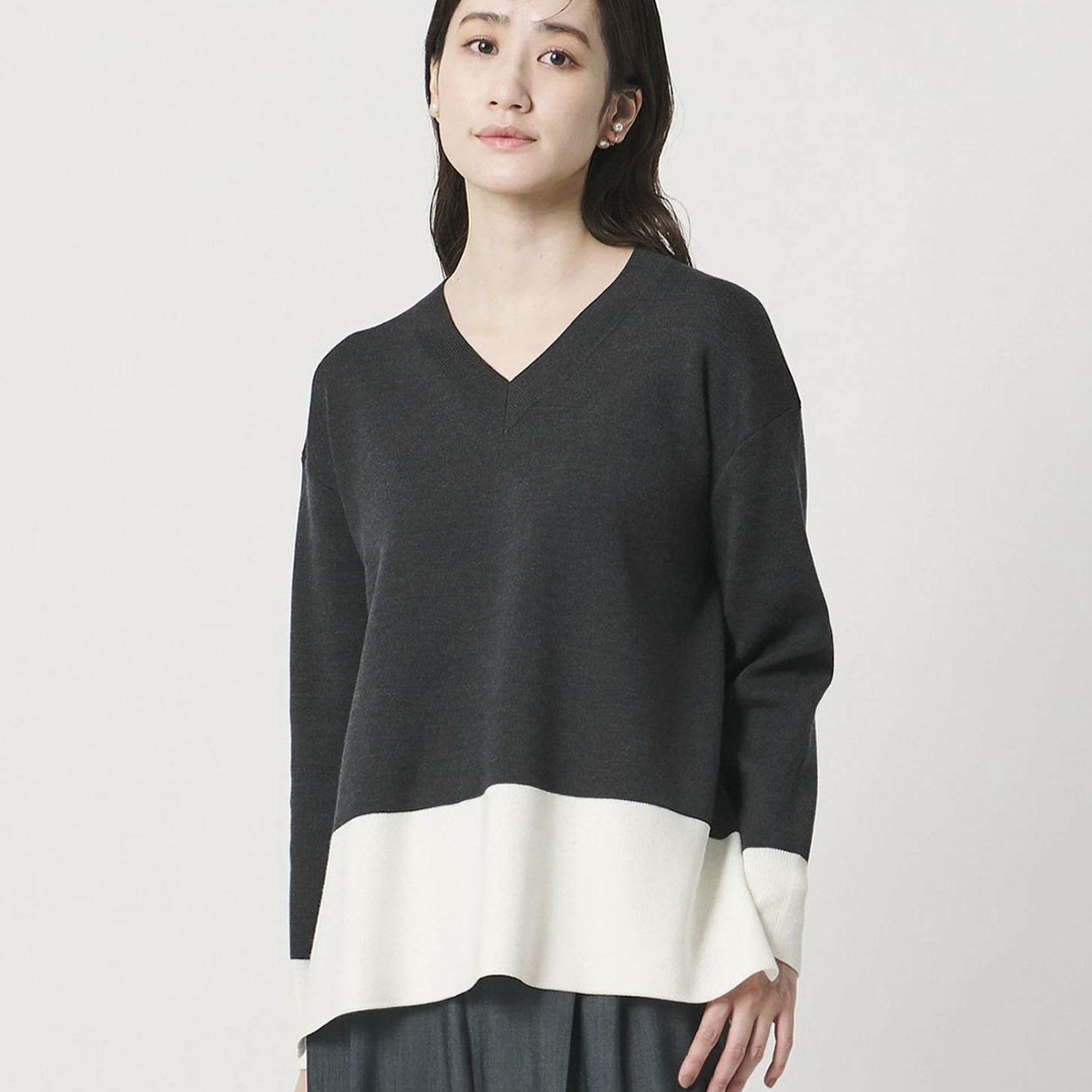 四平针密厚织拼色羊毛V领针织衫