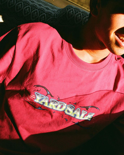 YARDSALE渐变字体印花短袖T恤