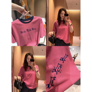 推荐 T恤 白净抬气色胭脂粉～2026撞色领口刺绣玫红色短袖