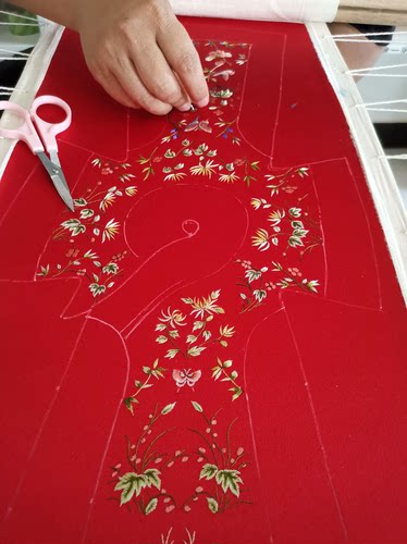 手工刺绣定制娃衣满族格格