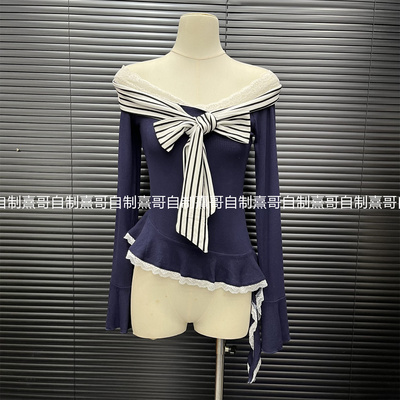 韩系设计感不规则荷叶边下摆拼接蕾丝条纹飘带一字领露肩上衣女潮