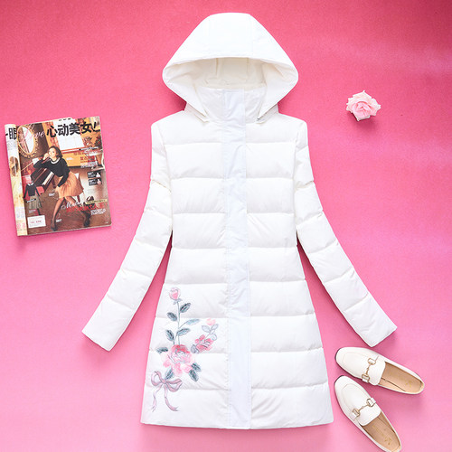 白色中长绣花白鸭绒绒羽绒服