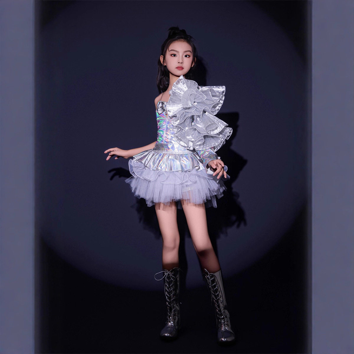 《银色天鹅湖》女童银白皮未来科技风宇宙创意7T台走秀服PK8赛博9