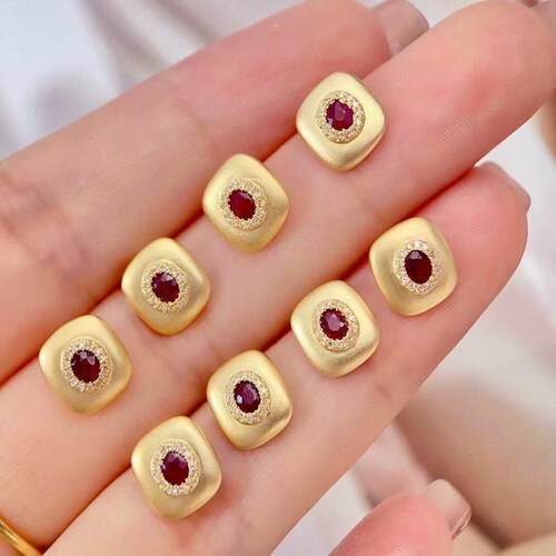 18K金女镶嵌南非高品质钻石 0.25克拉天然鸽血红红宝石耳钉送证书