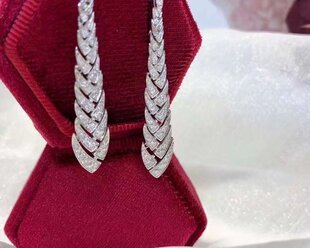 深圳珠宝展18K金镶嵌女款 0.68克拉天然南非钻石鱼形耳坠真金真钻