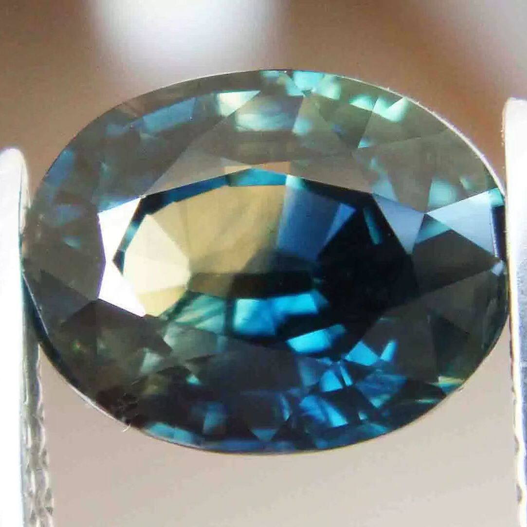 特异彩色天然蓝宝石裸石椭圆形7.2*9.2mm蓝绿色宝石戒面