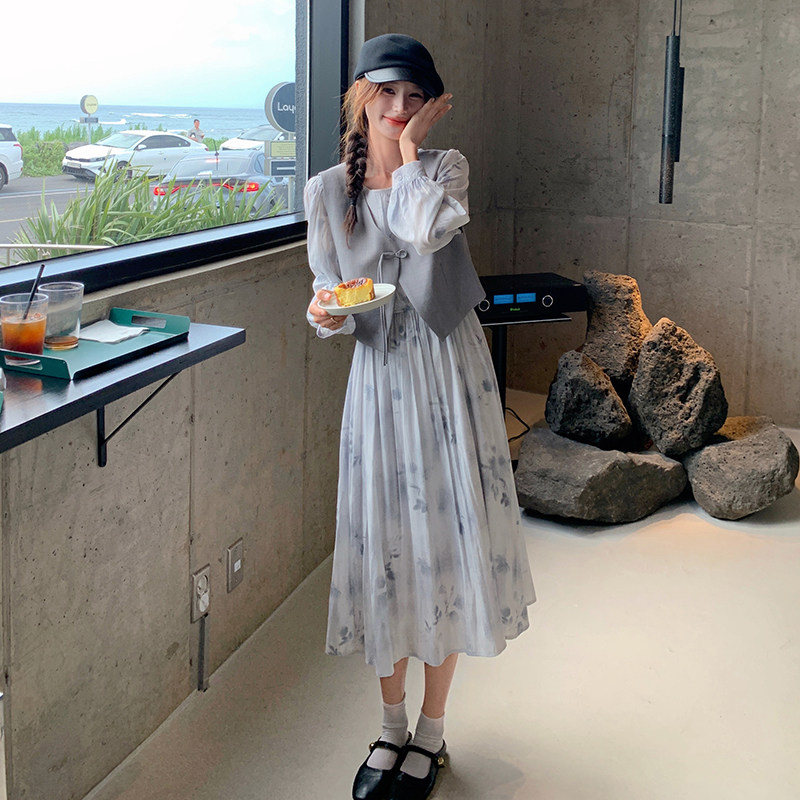 法式温柔风穿搭马甲配碎花连衣裙女2025春秋新款显瘦时尚,女装连衣裙,惟卡贝娜