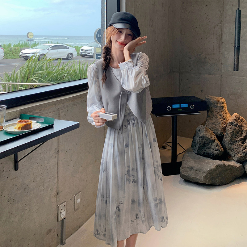法式温柔风穿搭马甲配碎花连衣裙女2025春秋新款显瘦时尚,女装连衣裙,惟卡贝娜