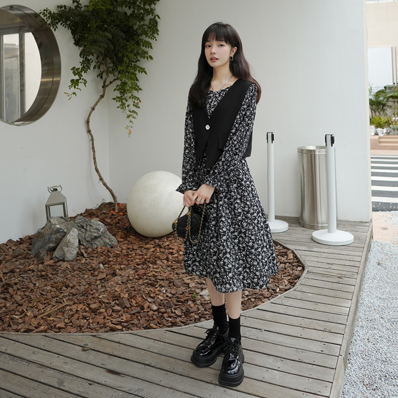 韩系长款赫本学院风2025女秋季新款漂亮长袖碎花连衣裙马甲两件套,女装连衣裙,惟卡贝娜