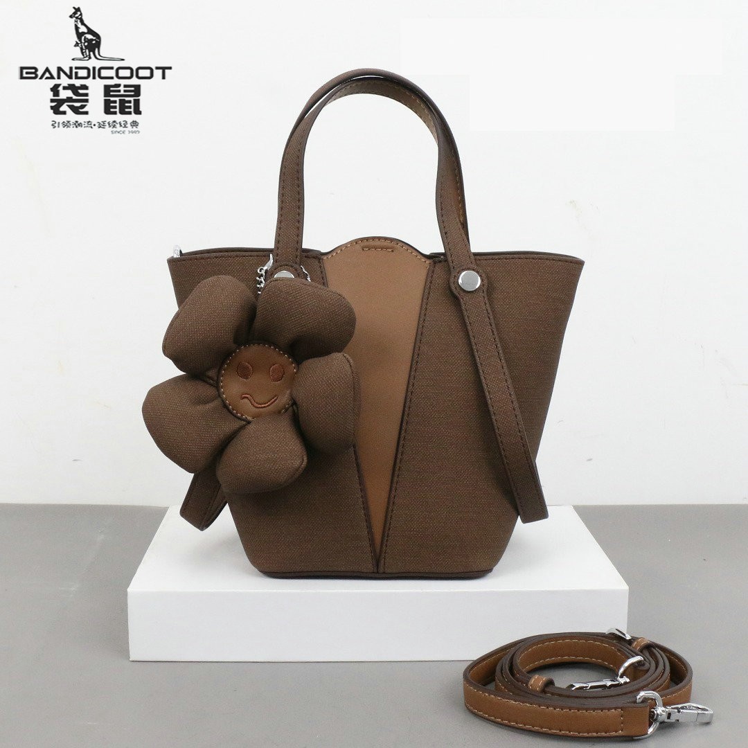 袋鼠新款撞色水桶包花朵装饰