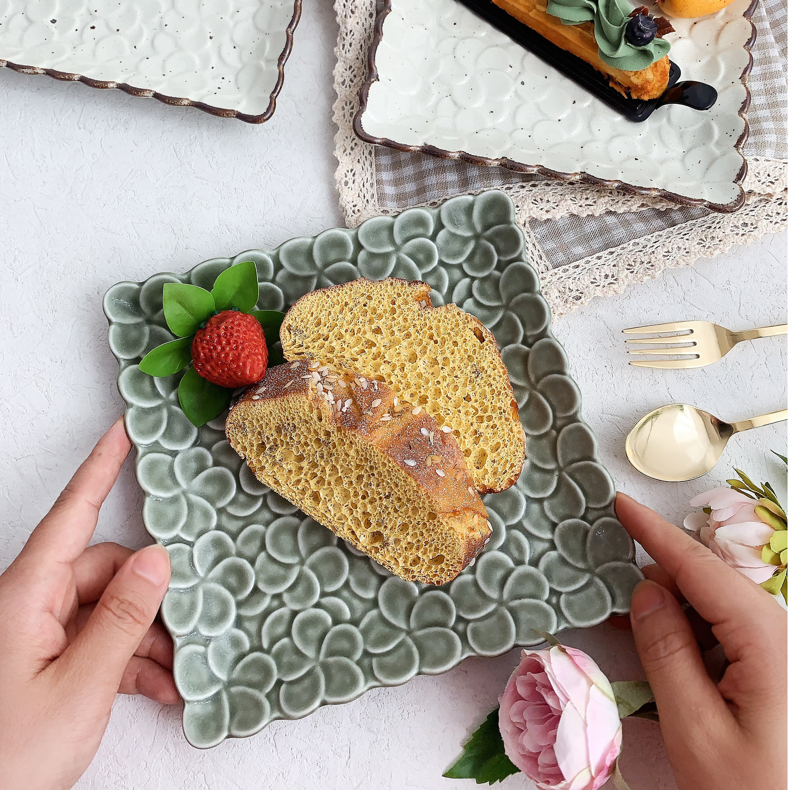 日本进口陶器釉下彩浮雕感层叠立体感绣球小花朵日式方皿甜点方盘