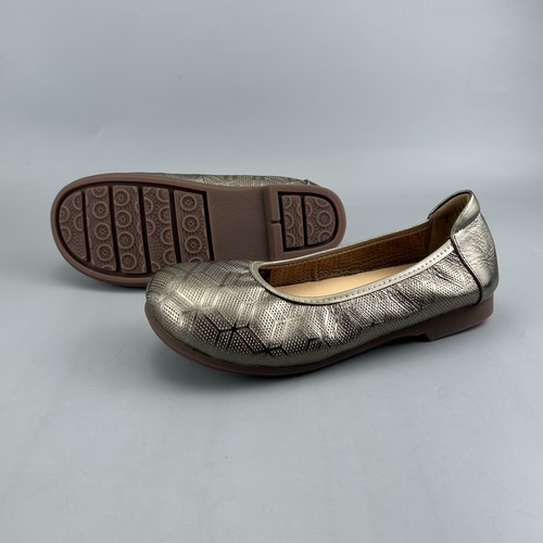 个性压花牛皮宽版女单鞋好穿热销