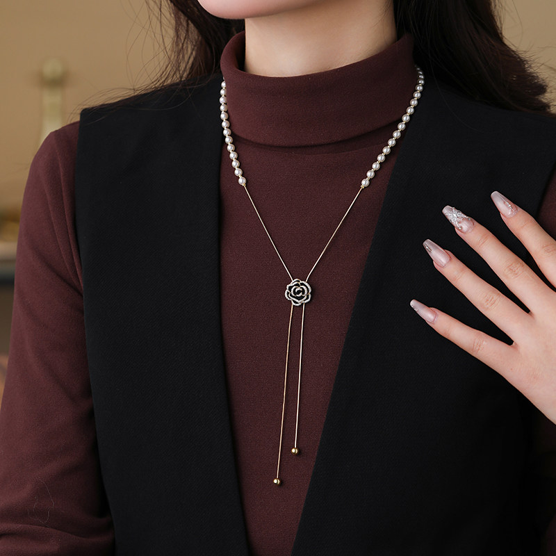 2026新款爆款秋冬珍珠黑色山茶花项链小香风气质可调节长款毛衣链