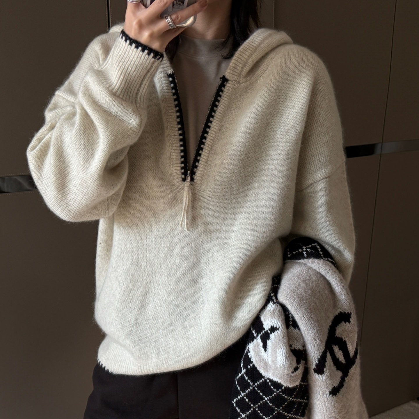 100%纯羊毛撞色牙边半拉链连帽衫