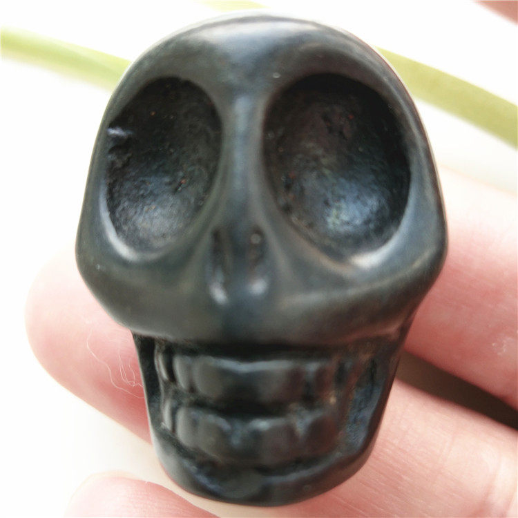 天然黑松石骷髅头吊坠挂件黑色玉石雕刻人骷髅头小摆件已打孔mm