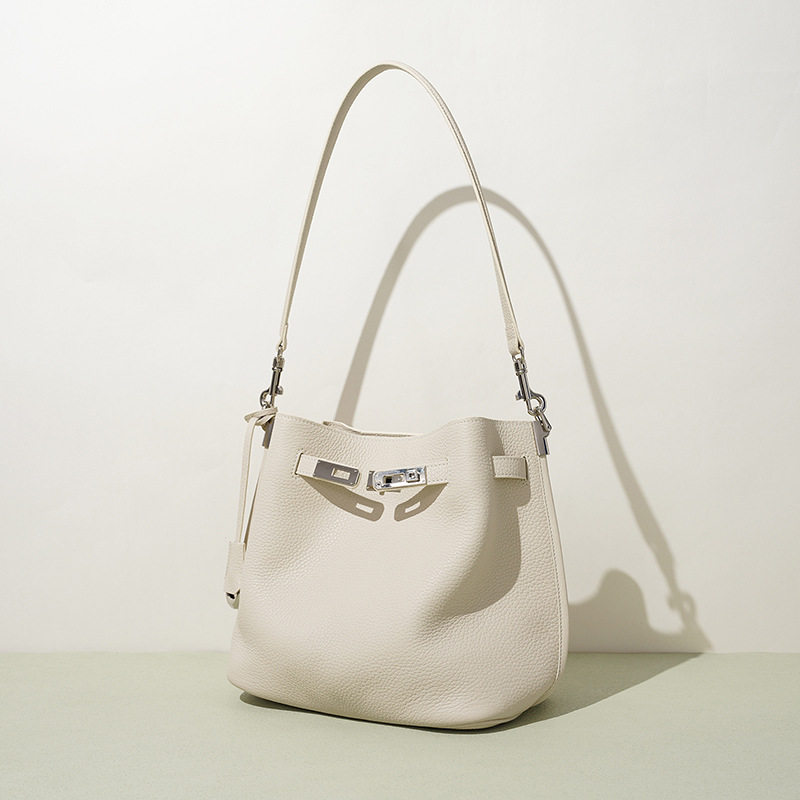 新款荔枝纹水桶包时尚女士斜挎包包女纯色时尚百搭真皮单肩腋下包