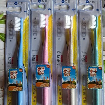 舒适系列万信牙刷987月子类型柔软刷毛麦秆刷柄家用男女颜色可选